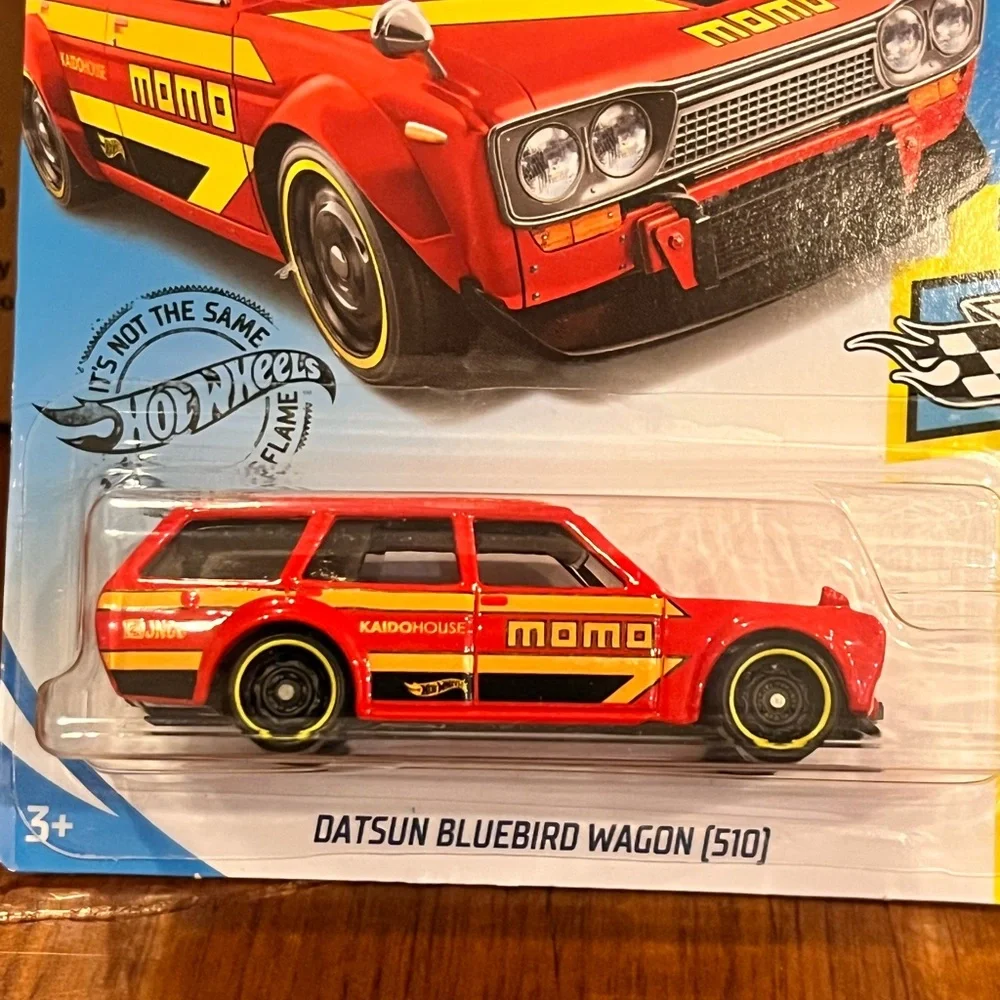 Hot Wheels Diecast Toy Car Datsun Bluebird Wagon 510 Momo Speed Graphics